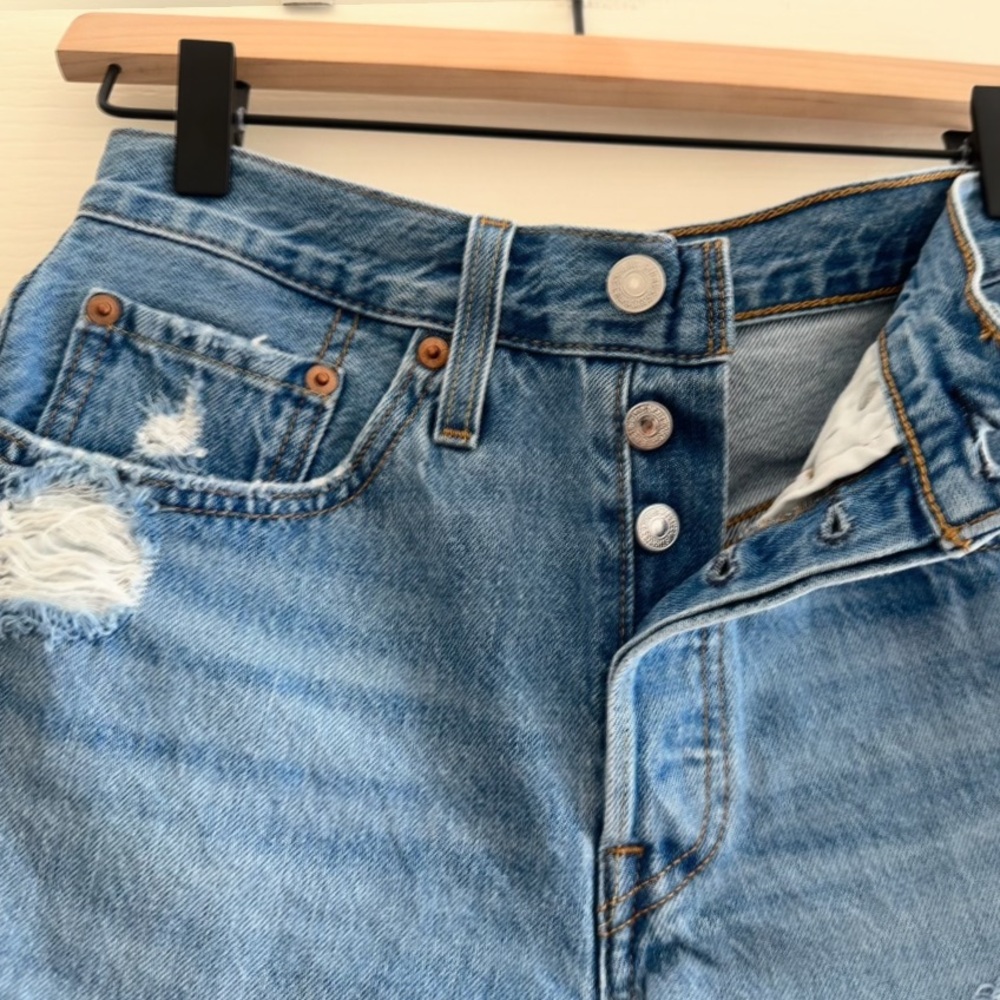 Leviโs Cutoff Denim Shorts. Size: 26. Excellent condition ๐ - Picture 3 of 9
